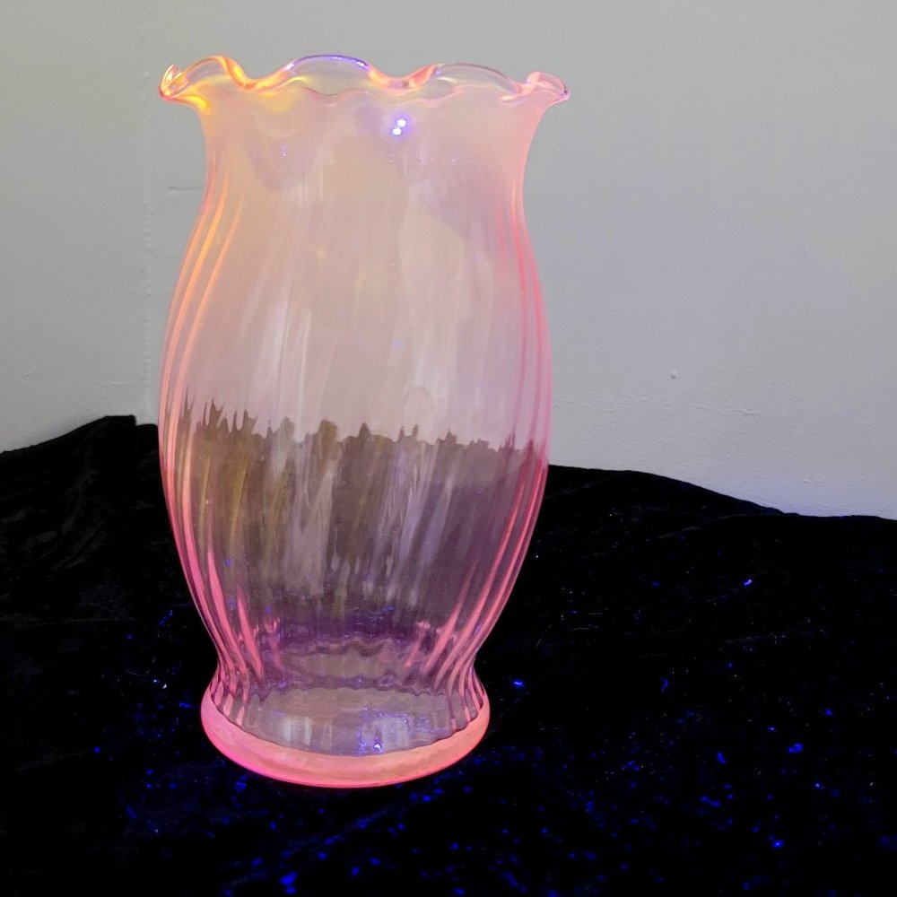 COPY - Vintage Anchor Hocking Swirl Selenium Pink Vase